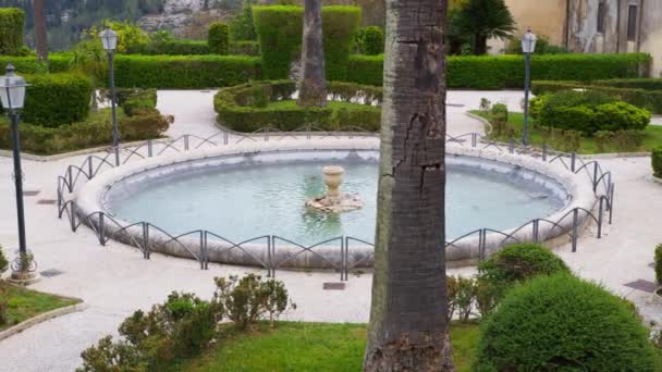 Touristischer Öffentlicher Park Mit Brunnen Der Sizilianischen Stadt Ragusa — Stockvideo