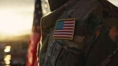 Anma Günü için Amerikan bayrağı, gün batımında askerlerle.