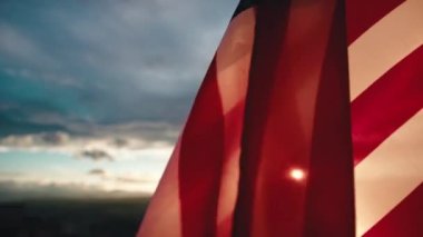 Anma Günü için Amerikan bayrağı, gün batımında askerlerle.