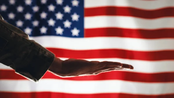 Tangan Militar Memegang Piring Terhadap Bendera Amerika Untuk Hari Peringatan — Stok Foto
