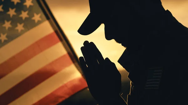 Siluet Tentara Amerika Berdoa Untuk Hari Peringatan Terhadap Bendera Luar — Stok Foto