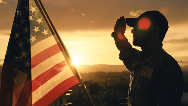Silueta Vojenského Pozdravu Vojáka Památnému Dni Proti Vlajce Při Západu — Stock fotografie