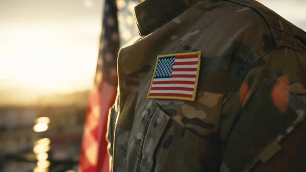 Amerikaanse Vlag Borst Van Militaire Man Biddend Voor Herdenkingsdag Stockfoto
