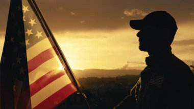 Anma Günü için Amerikan bayrağı, gün batımında askerlerle.