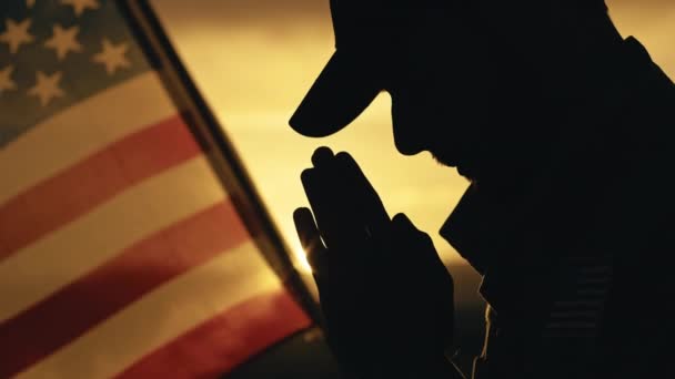 Anma Günü Için Amerikan Bayrağı Gün Batımında Askerlerle — Stok video