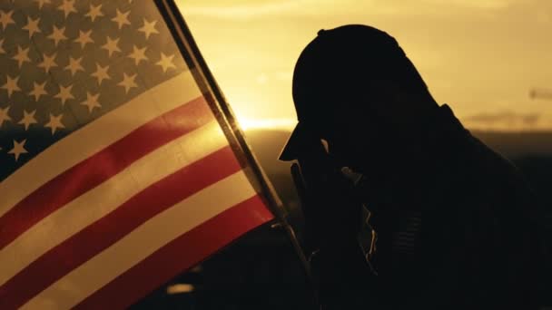 Amerikansk Flagga För Memorial Dag Solnedgången Med Militär Man — Stockvideo