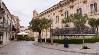 Sütunlu kare ve saray.