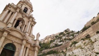 Barok ve Neoklasik dönemlerden kalma bir kilise cephesi..