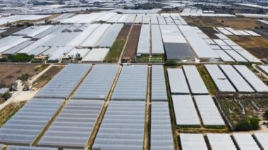 Kontrollü seralarda yoğun tarım.