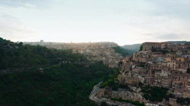 Ragusa 'daki hava manzaralı eski evler.