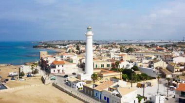 Eski bir şehirle liman arasındaki deniz feneri.