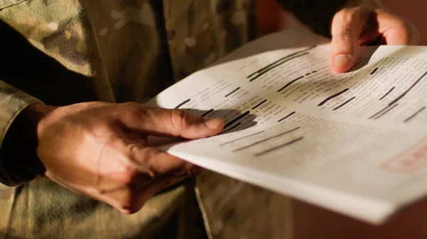 Mencari Dokumen Rahasia Dari Tentara — Stok Foto