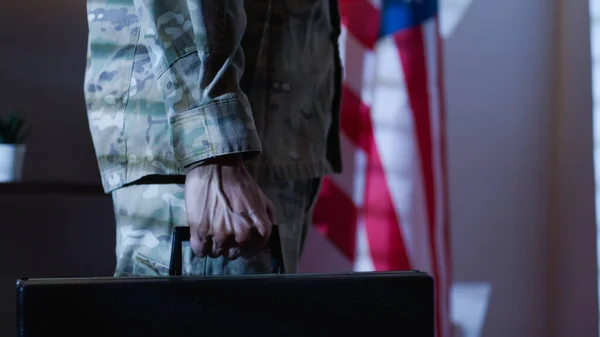 Soldat Bærer Arbeidskoffert Konfidensielle Dokumenter – stockfoto