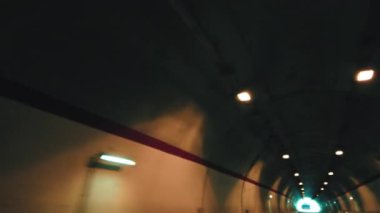 Güvenlik için yol tüneli ışıklandırması.