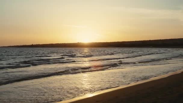 日没時に海の近くのシチリア島の海岸の砂丘 — ストック動画