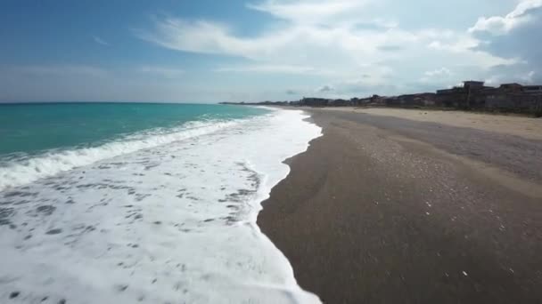 海浪在海岸线和沙滩之间破裂了 — 图库视频影像