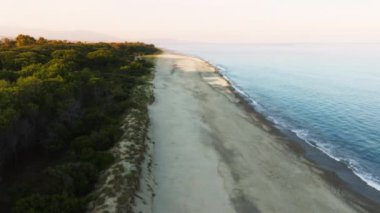 Kristal berrak deniz ve Puglia 'da temiz plaj.