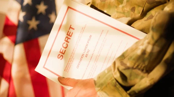 Tentara Amerika Memasuki Kantor Dengan Folder — Stok Foto