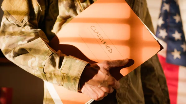 Folder Seorang Perwira Angkatan Darat — Stok Foto
