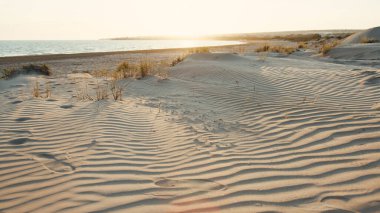 Gün batımında, Sicilya sahilindeki kum tepeleri.