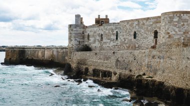 Siracusa Kalesi Tehlike Şehri Kale ve Manzaralı Akdeniz manzarası