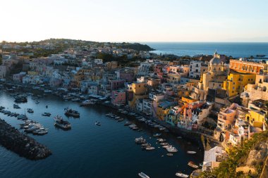 Napoli yakınlarındaki Campania 'daki Flegree takımadasının Procida adası.