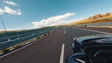Araba bir otoyol tünelinin girişine ulaşır..