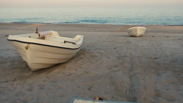 Boot Strand Der Nähe Des Ozeans Bei Sonnenuntergang Sommerzeit — Stockvideo