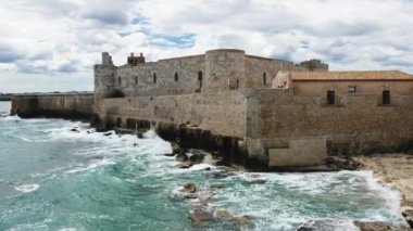 Siracusa Kalesi Tehlike Şehri Kale ve Manzaralı Akdeniz manzarası