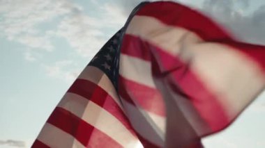 Anma Günü ABD bayrağıyla arka planda.