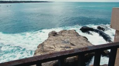 Kristal berrak Akdeniz dalgalarıyla.