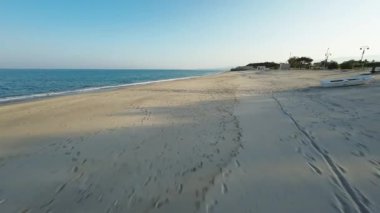 Calabria fpv hava görüntüsünde sakin sakin deniz