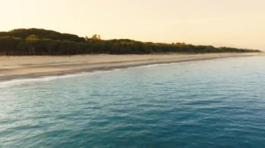 Gün batımında müstehcen renklerle ıssız bir plaj..