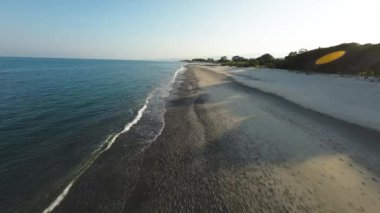 Calabria fpv hava görüntüsünde sakin sakin deniz