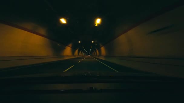 Voertuig Rijdt Snel Door Een Wegtunnel — Stockvideo