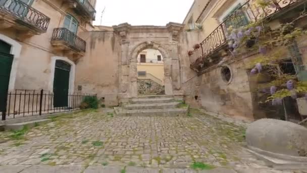 Οδός Και Αρχαία Αψίδα Κτίριο Της Πόλης Της Μόντικα Σικελίας — Αρχείο Βίντεο