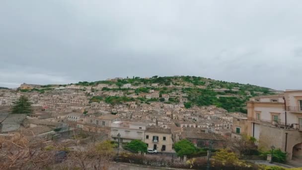 Μόντικα Σικελική Πόλη Συννεφιασμένη Μέρα — Αρχείο Βίντεο