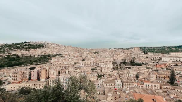Μόντικα Σικελική Πόλη Συννεφιασμένη Μέρα — Αρχείο Βίντεο