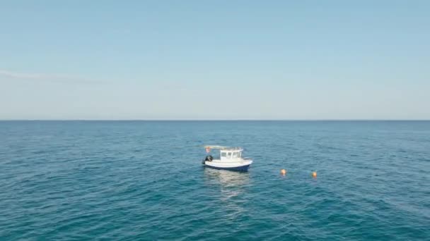 Piccola Sosta Barca Pesca Mezzo All Oceano — Video Stock