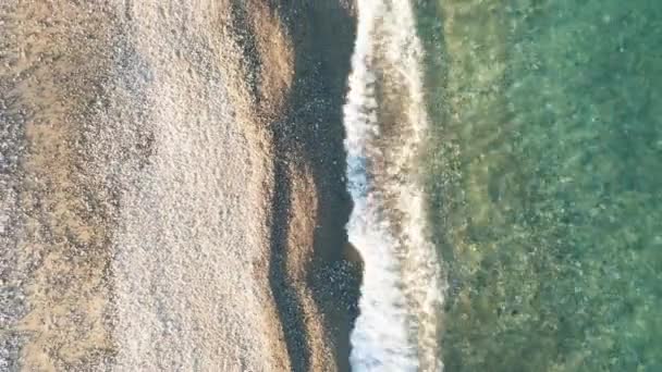 Praia Vazia Perto Oceano Temporada Verão Com Ondas Calmas Água — Vídeo de Stock