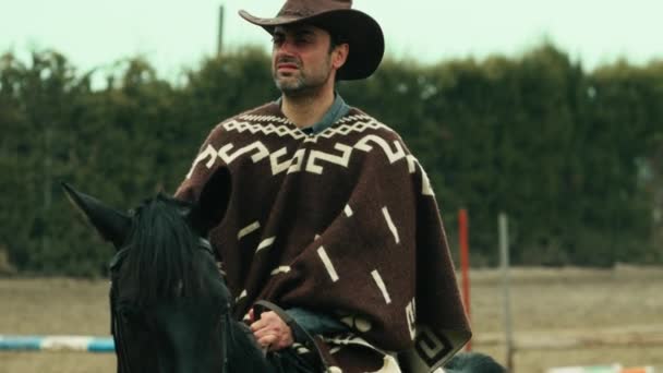Cavalo Homem Para Cavalo Rancho Com Vestidos Cowboy — Vídeo de Stock