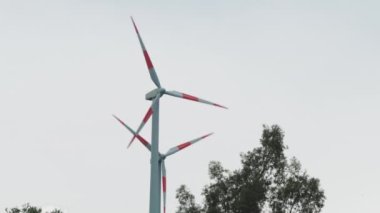 Rüzgâr santrali dağlarda dönerek enerji üretiyor..