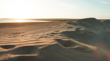 Gün batımında, Sicilya sahilindeki kum tepeleri.