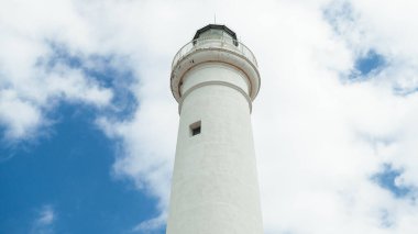 Sicilya 'nın Punta Secca şehrinde gün ışığında beyaz kule deniz feneri..