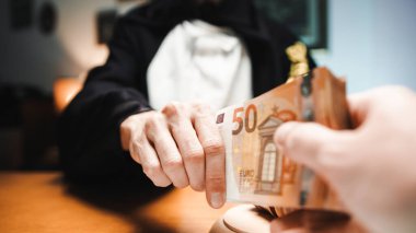 Yargıç, mahkemenin sonucunu değiştirmek için bir tomar parayı kabul etti.