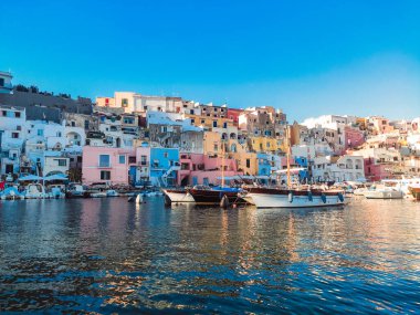 Procida limanında tekneler.