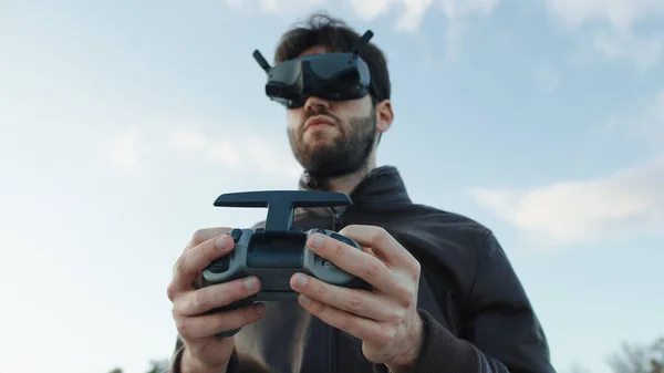 Man Piloot Een Drone Met Technologische Virtual Reality Bril — Stockfoto