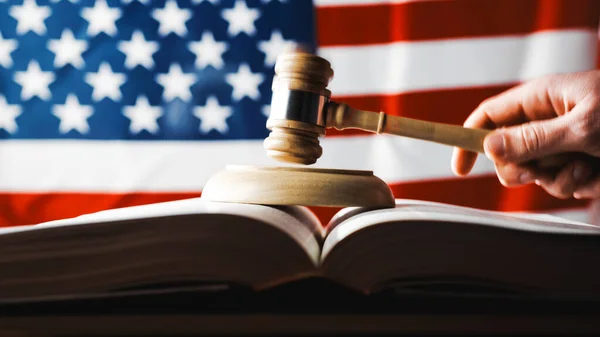 Simbol Hukum Amerika Dengan Palu Dan Bendera — Stok Foto