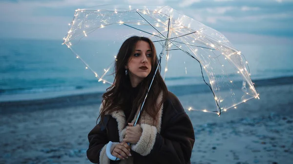 Vakker Jente Nyter Livet Stranden Ved Havet Med Magisk Paraply – stockfoto