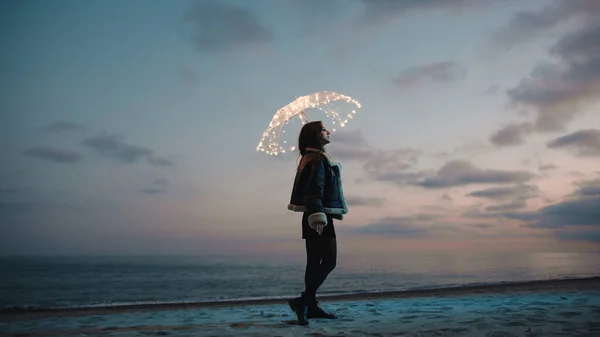 Beautiful Girl Enjoy Life Beach Ocean Magic Glowing Umbrella Night — 스톡 사진